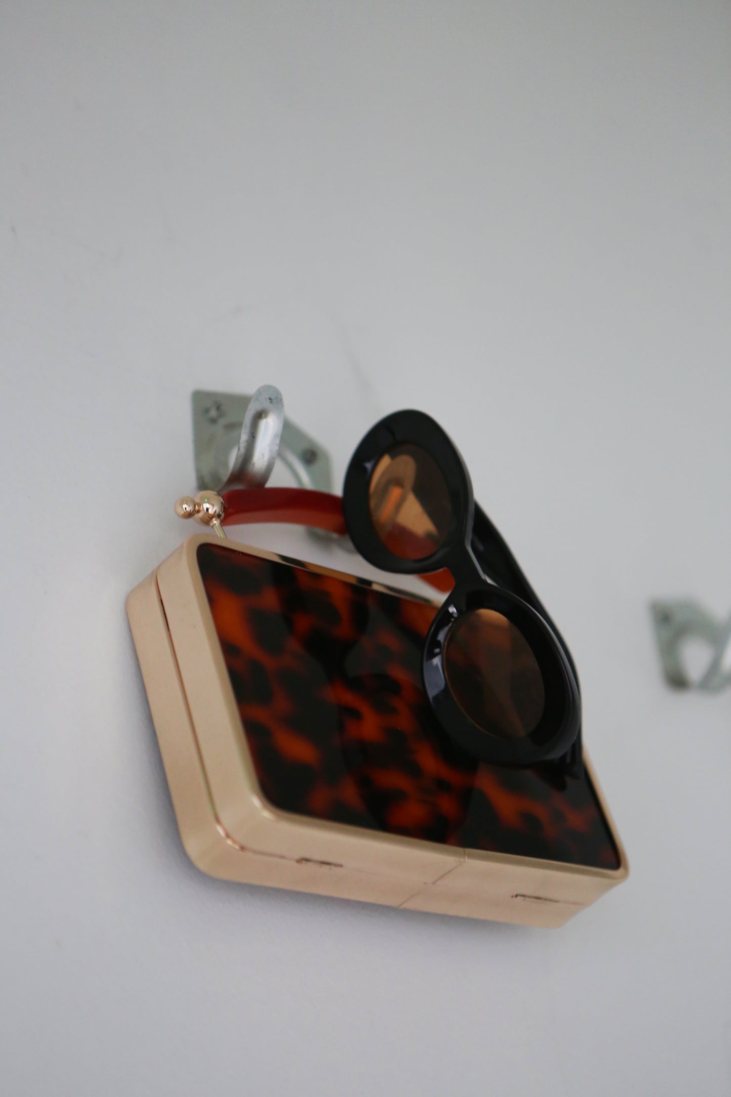 Tortoise shell clutch
